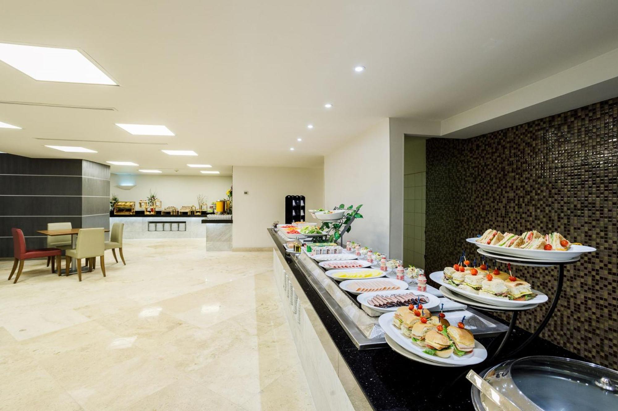 Real Inn Tijuana By Camino Real Hoteles Ngoại thất bức ảnh The lounge at the airport