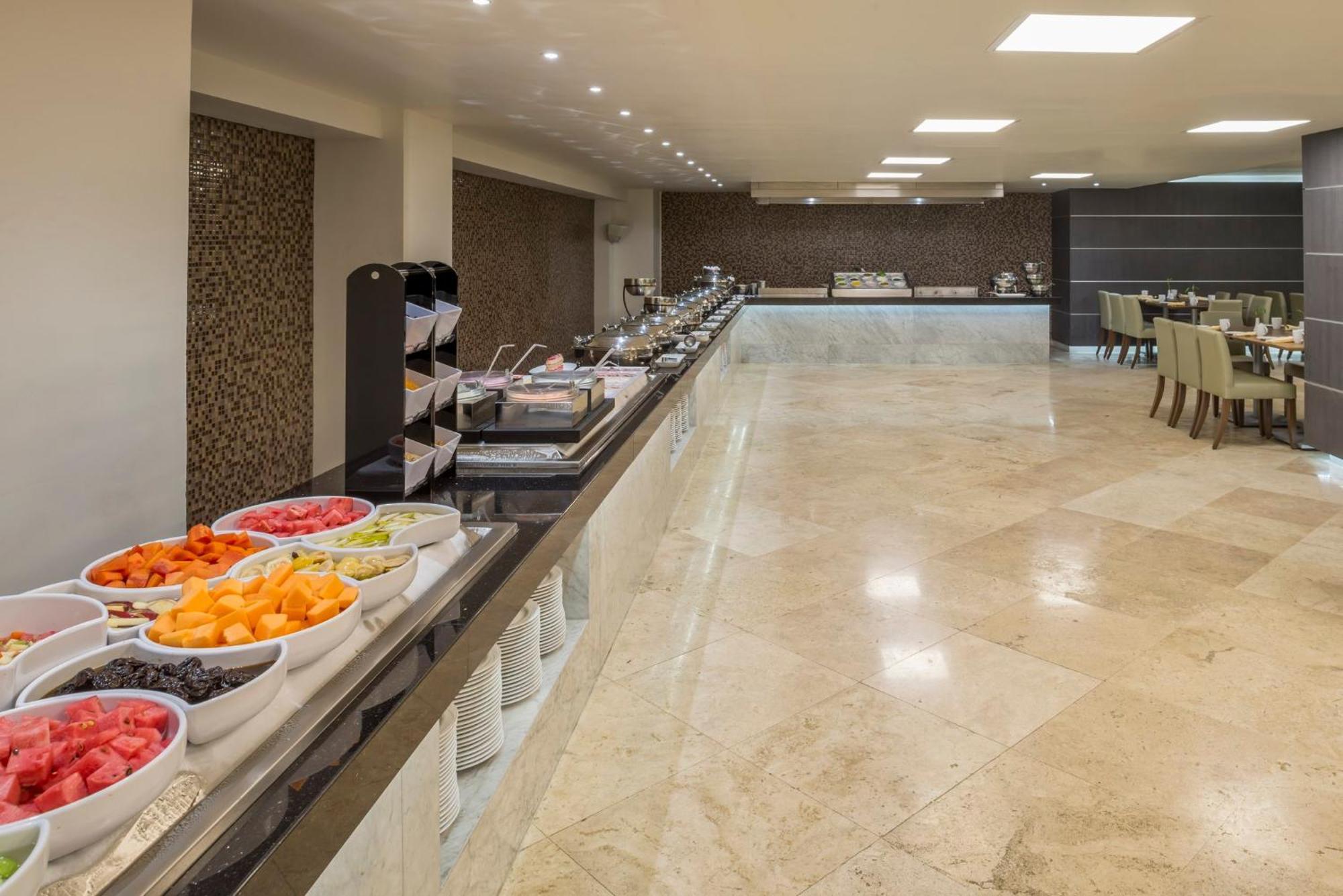 Real Inn Tijuana By Camino Real Hoteles Ngoại thất bức ảnh Buffet at a hotel