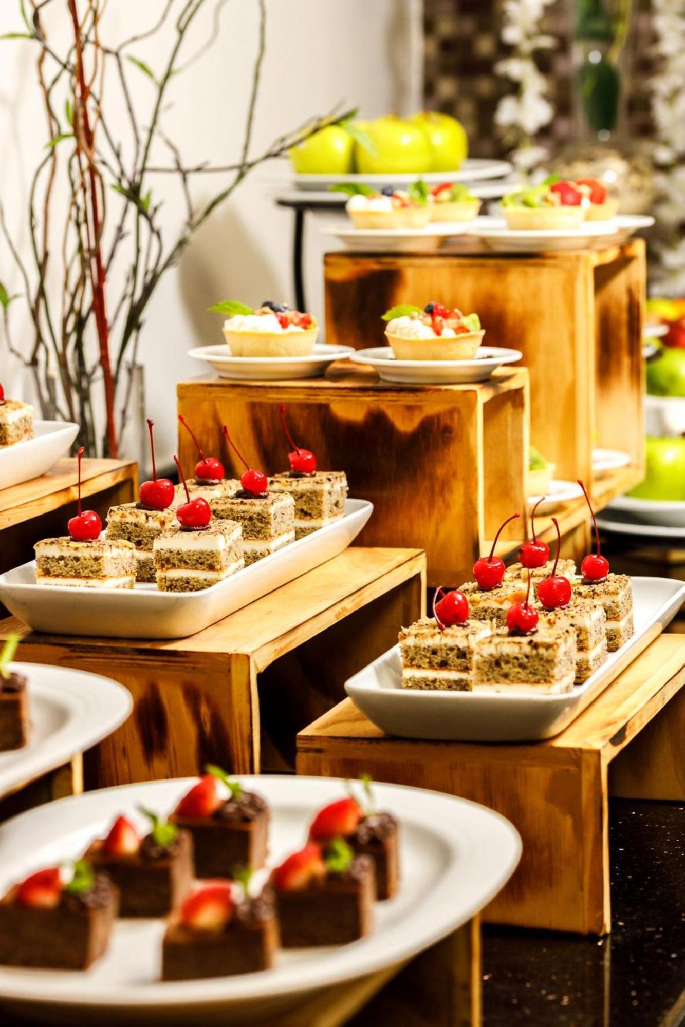 Real Inn Tijuana By Camino Real Hoteles Ngoại thất bức ảnh A dessert buffet